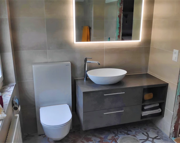 WC, Waschtisch mit aufgesetztem Waschbecken und Spiegel