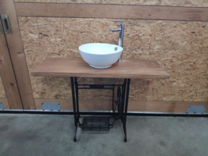 Spezialanfertigung Nähmaschinenwaschtisch