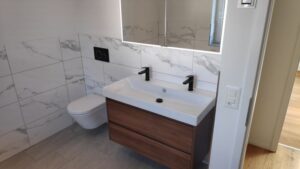 Weisses Bad mit WC und Doppellavabo