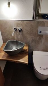 Badezimmersanierung mit speziellem Waschtisch