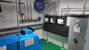 Es wurde die komplette Zentrale erneuert: Austausch Ölheizkessel Buderus, Austausch Boiler, Neubau der ganzen Heizverteilung, Erneuerung der Wasserverteilung