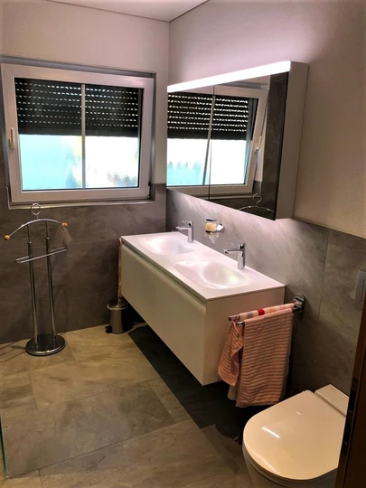 Bild zeigt umgebautes Badezimmer mit Doppellavabo und WC